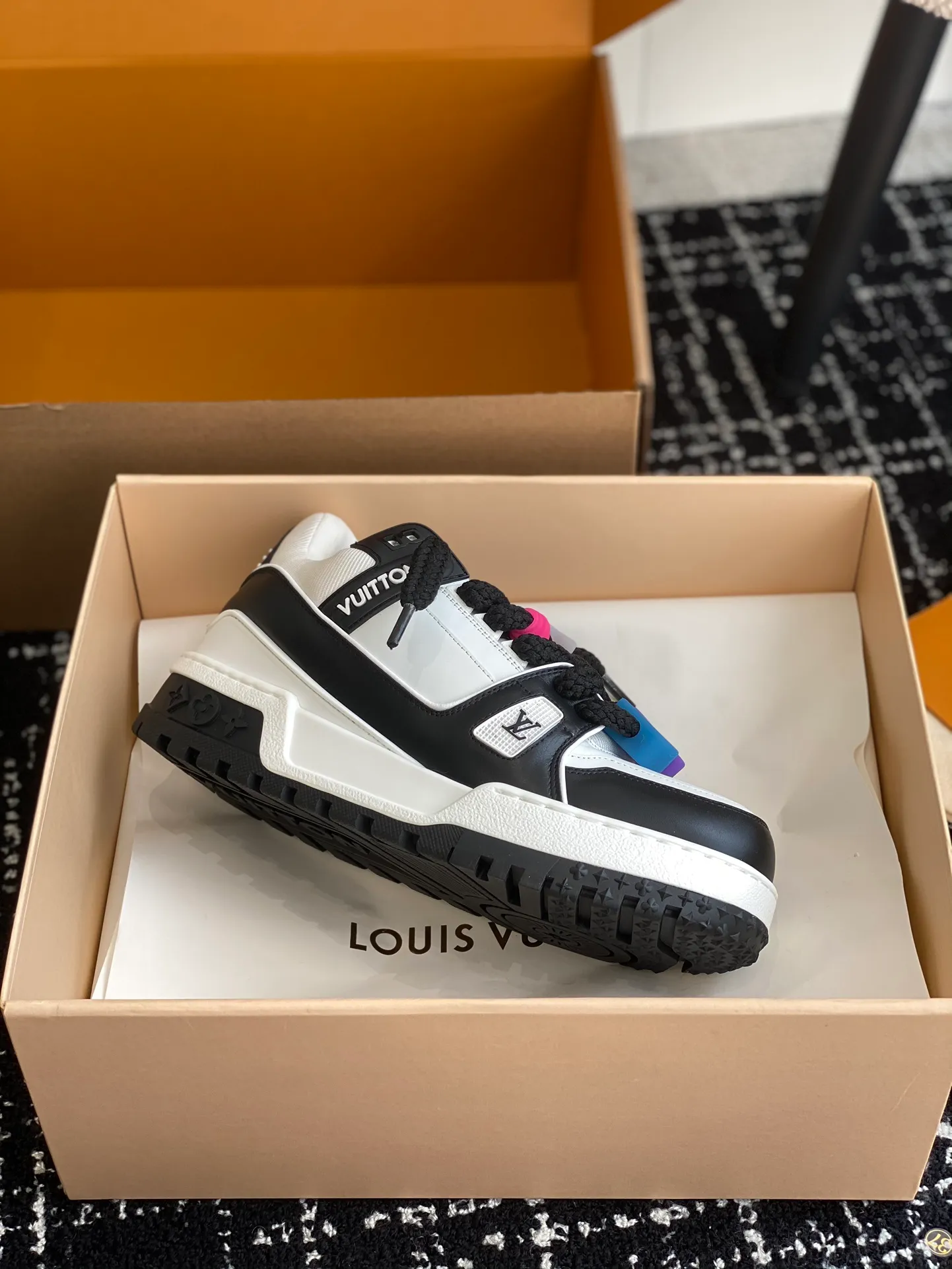 👟👟Ex-factory price 840👟👟 The latest upgraded version of lvtrainer Little Fatty 2023 is the same as the original version. Exclusive mold opening. Market ceiling level. Welcome to compare. At the Louis Vitton 2023 show, the new Trainer was unveiled. The new shoe style did not change much in the upper design, but the shoe shape became wider. Thicker and larger tongues replace the original visual effect. Since the launch of Lanvin bread shoes, this fat shoe style has become more and more popular!  Select imported calfskin/denim splicing/Yangjing material, exclusive molded outsole fasteners, decorative accessories can be removed at will!  Size: #35-45 (⚠️40 for women, 45 for men, customization is non-refundable)
